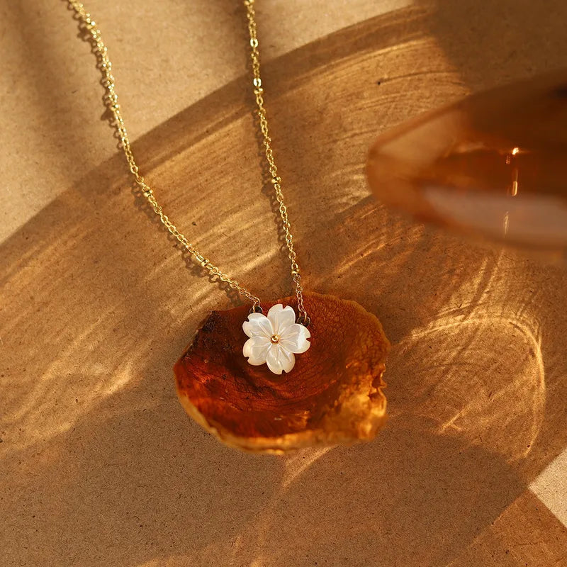 Collier white flower