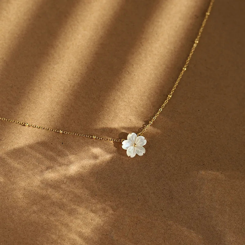 Collier white flower